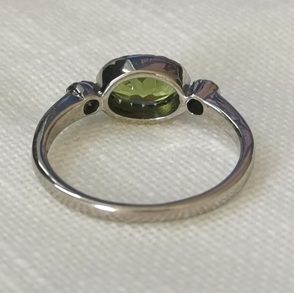Peridot gemstone ring in Sterling Silver size 7 🆕 - Picture 6 of 8